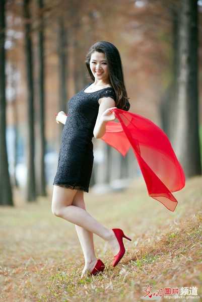 黑裙美人舞红纱